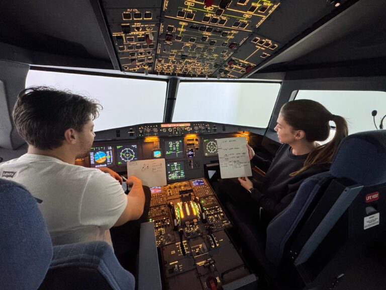 Dos alumnos con sus checklists en la cabina del A320