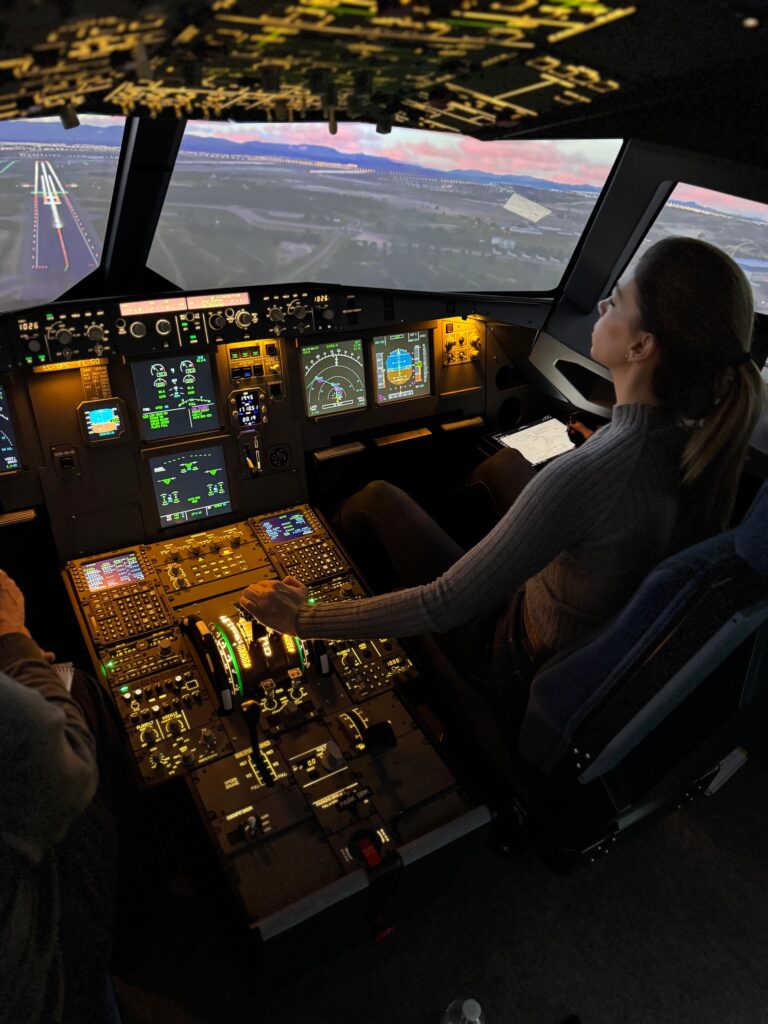 Clienta pilotando el simulador A320 al atardecer
