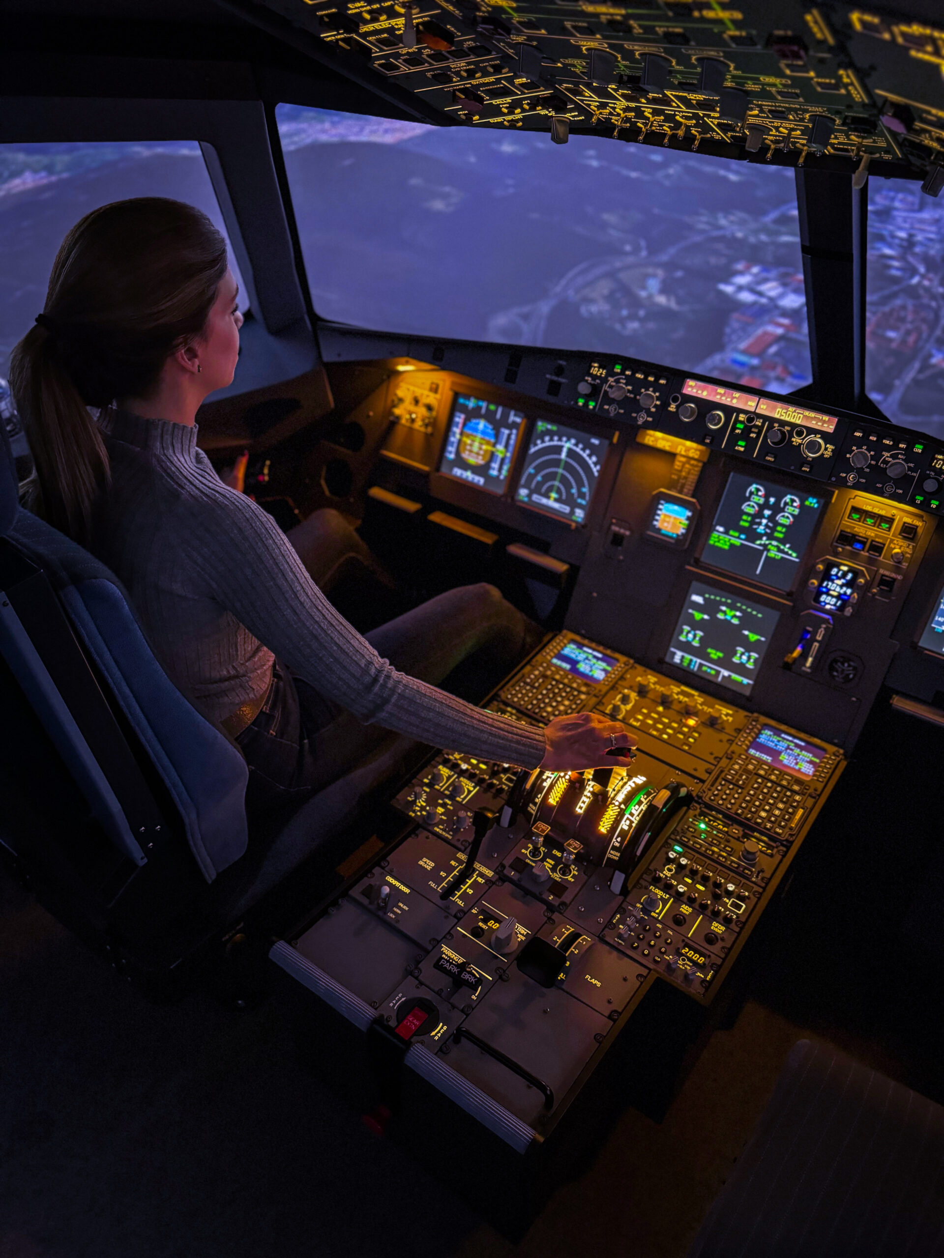 Vista completa de la cabina del simulador Airbus A320 en ATC320 Las Rozas