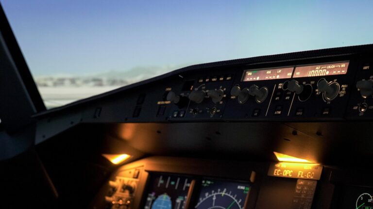 Cabina del Airbus A320 en calma con el cielo despejado en la pantalla