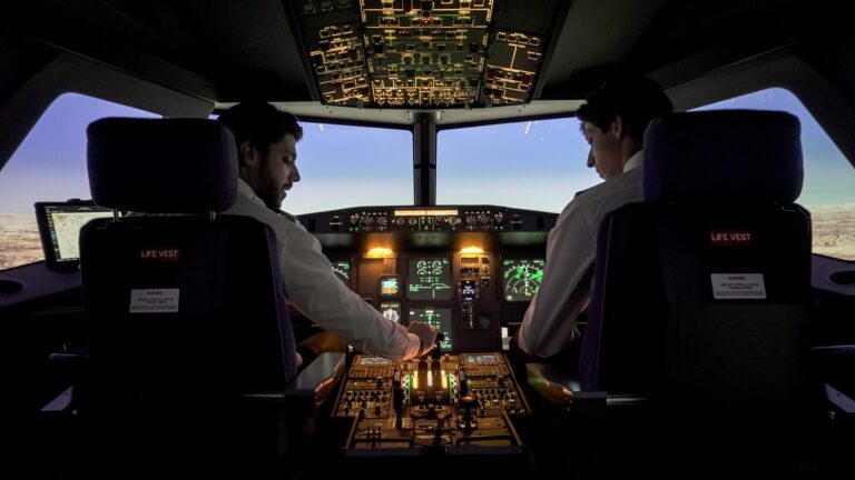 Dos pilotos a los mandos del simulador Airbus A320 de ATC320 al atardecer